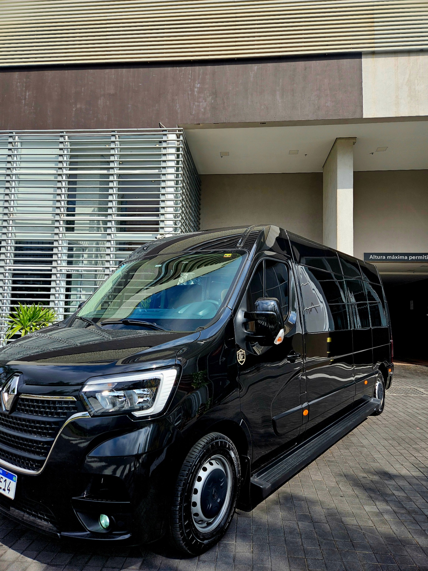 Van executiva CW Global em hotel premium