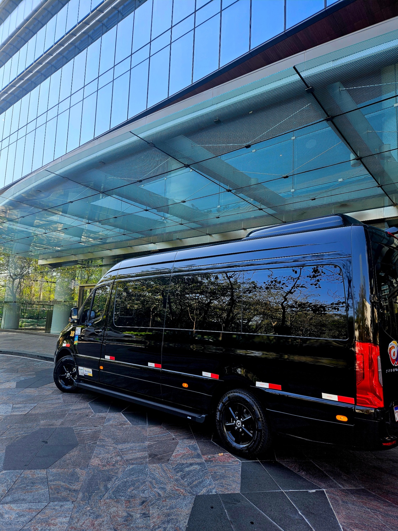 Van executiva CW Global em prédio corporativo